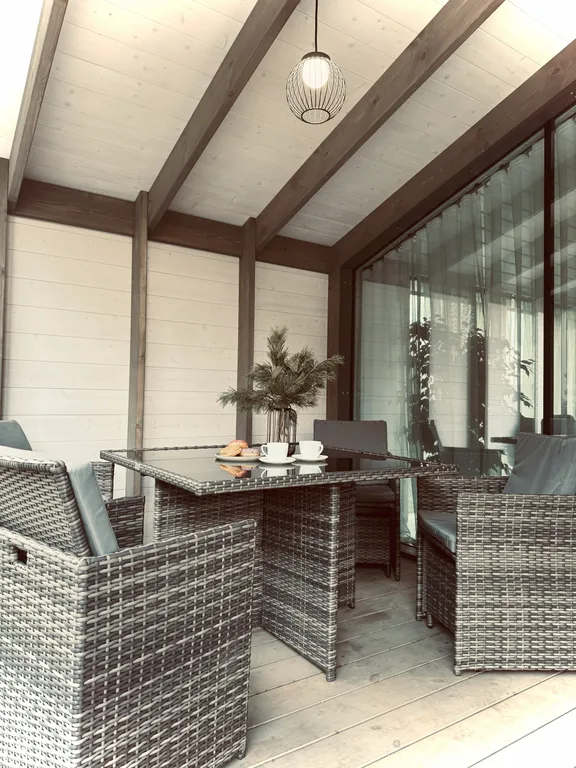 Дом у реки в сосновом лесу