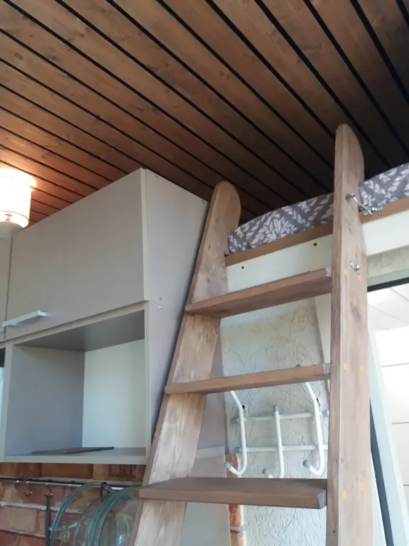 Дом на склоне холма у реки