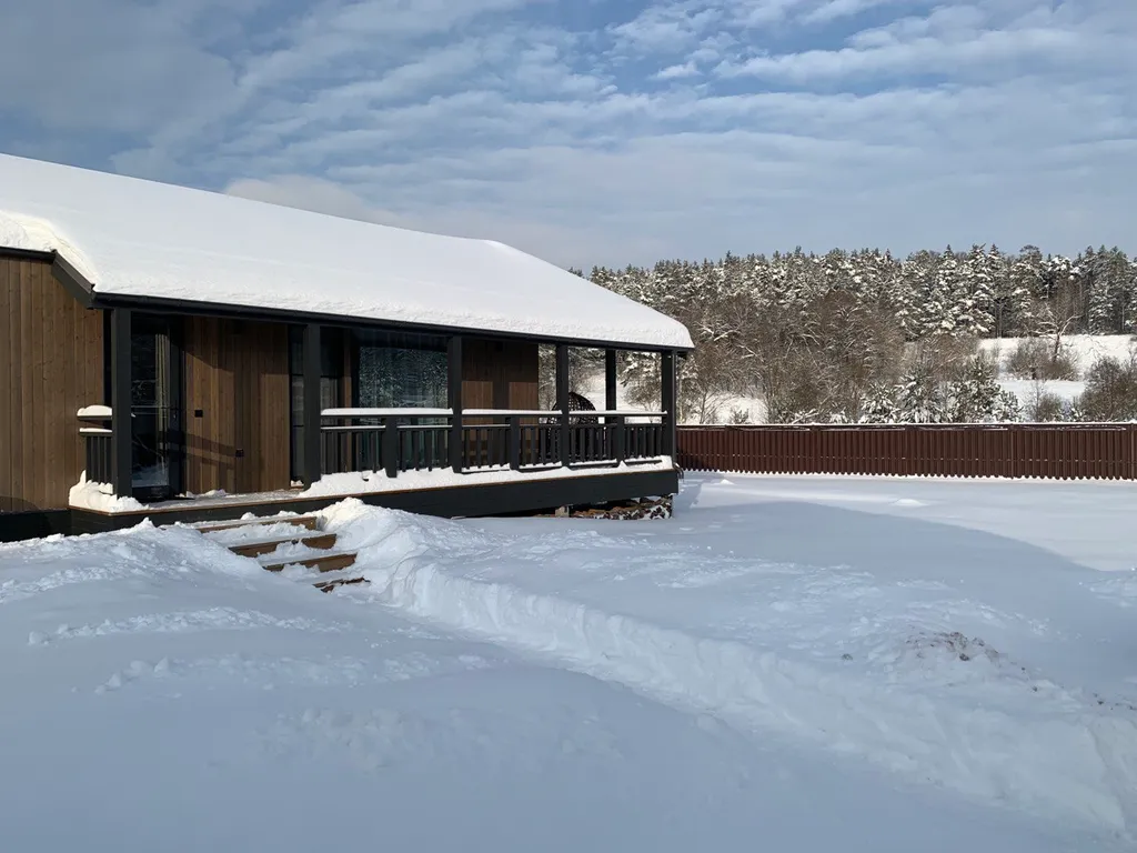 Дом под горой у реки