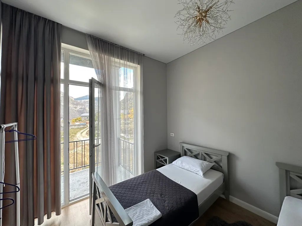 Второй этаж панорамного дома среди вершин