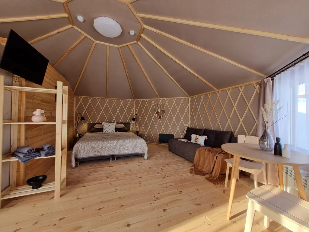 Комфортабельная юрта с панорамным окном, холодильником и микроволновко