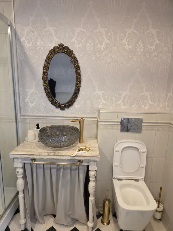 Загородный дом с бассейном и банкетным залом