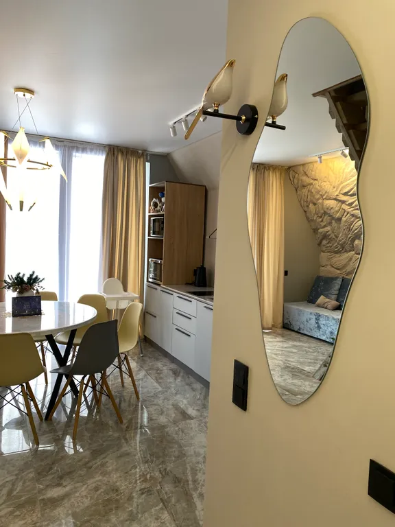 Дом на озере с бассейном