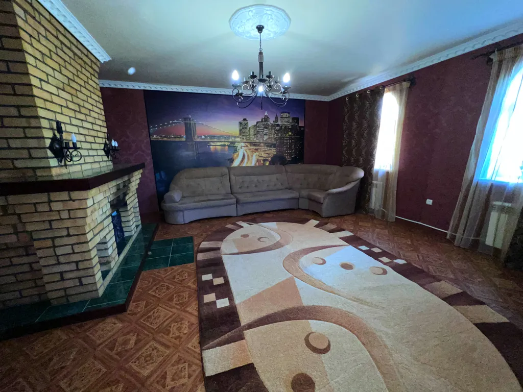 Двухэтажный коттедж на зелёной территории