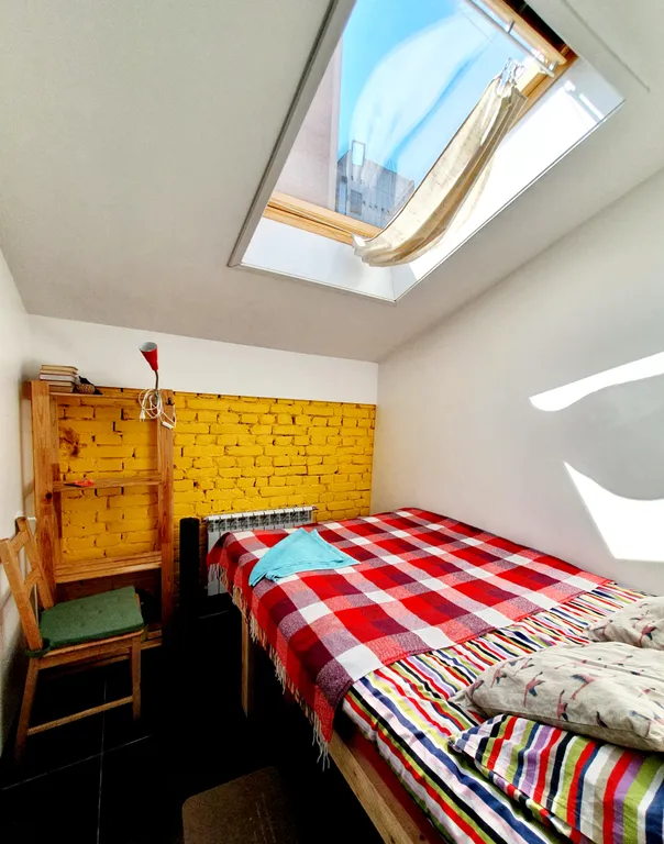 Квартира Небольшая двухместная комната с двуспальной кроватью, мансардным окном — аренда посуточно в Владивосток