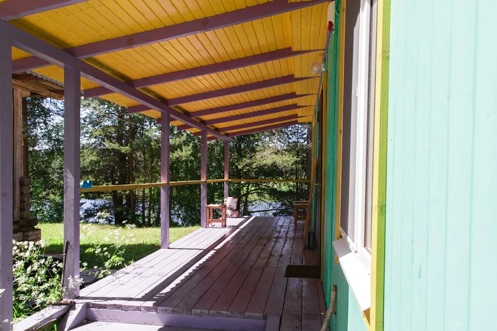 Уютный деревянный дом на берегу реки