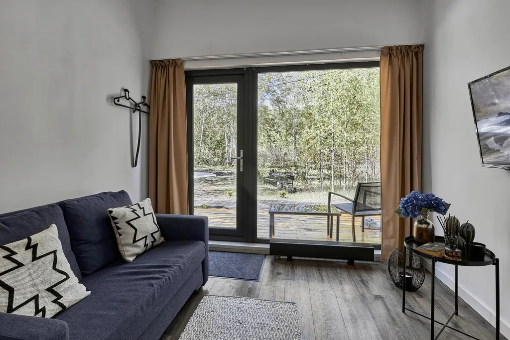 Уютный сканди-домик с видом на лес