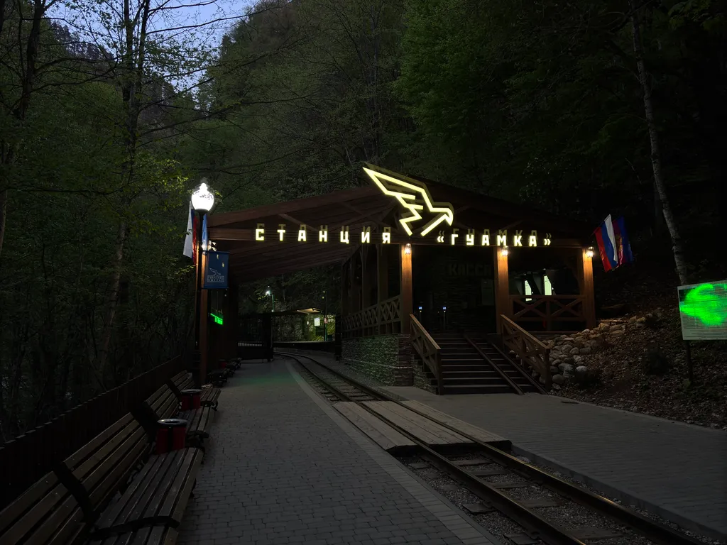 Дом афрейм с видом на горы и пруд