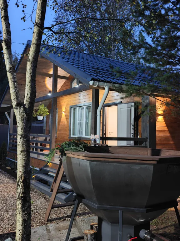 Уютный домик у леса с чаном