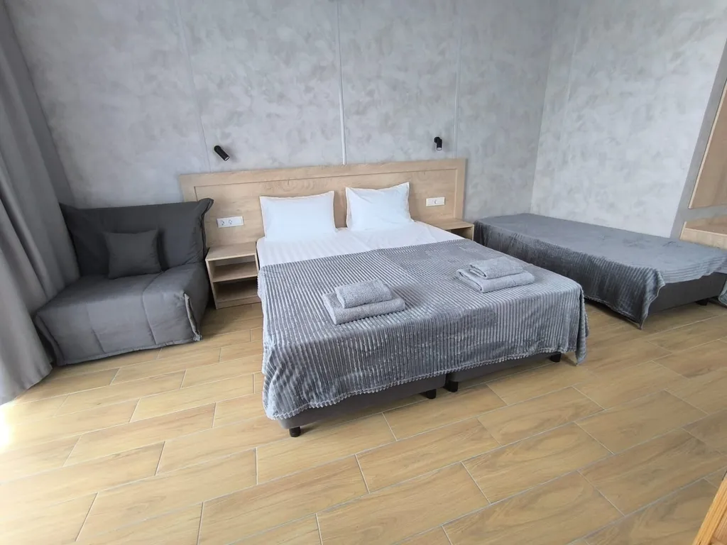 Уютный номер с видом на бассейн и частично на море