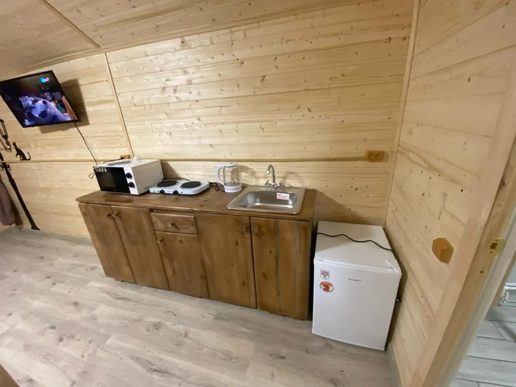 Уютный деревянный дом с великолепным видом на лес и горы