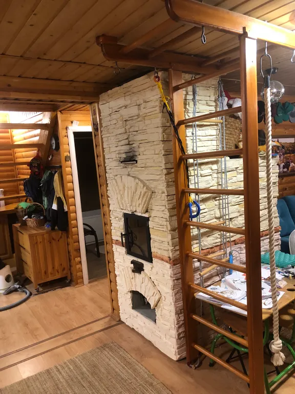 Домик в сосновом лесу