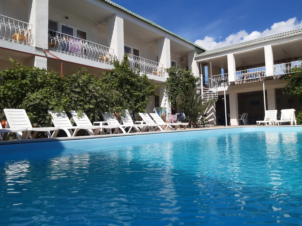 Трёх местный номер с видом на бассейн и горы