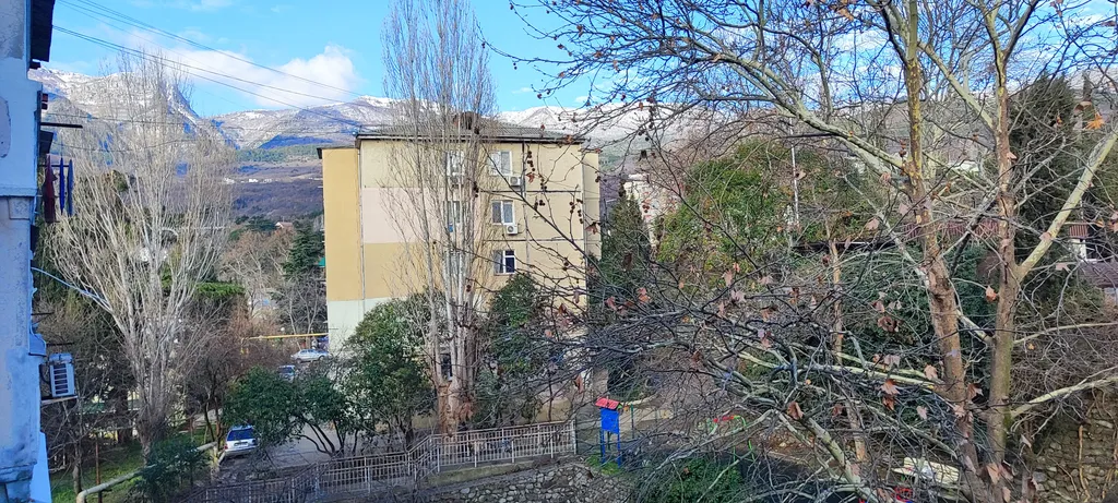 Двухкомнатная квартира в микрорайоне с видом на море и горы