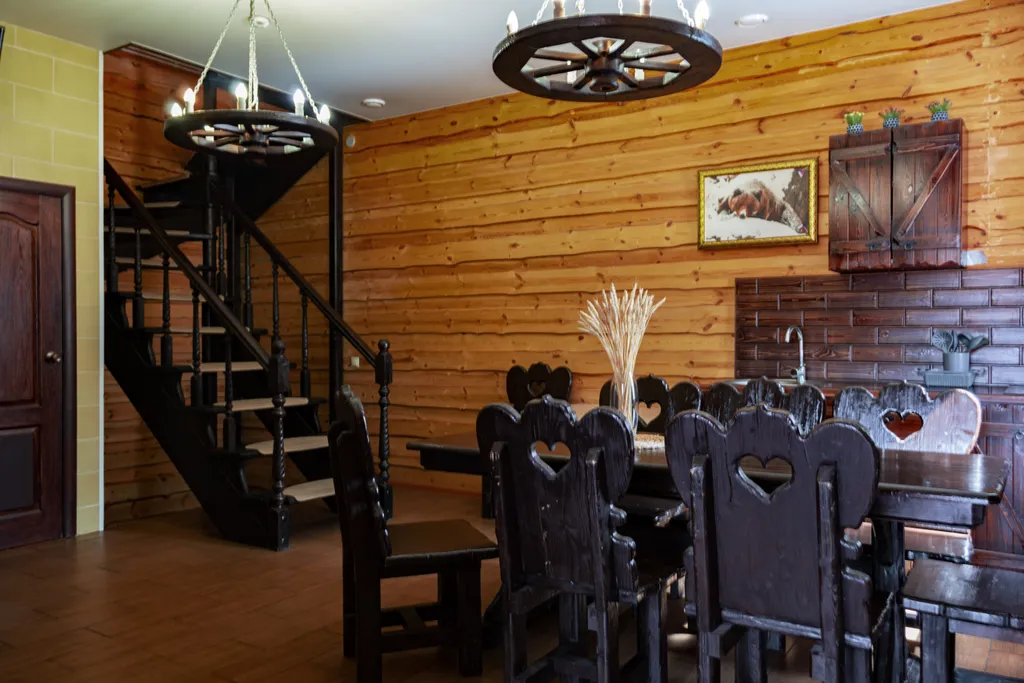 Дом с горкой в бассейне