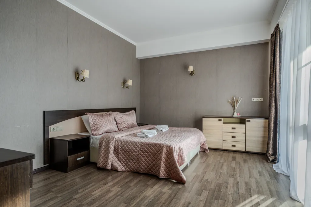 Видовые апартаменты, панорамные окна в гостиной ваши