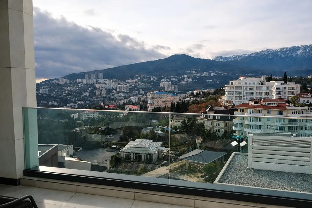 Дизайнерская студия с видом на горы