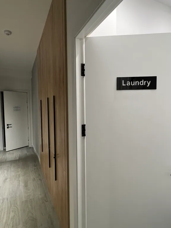 Студия с одной большой кроватью и видом на город