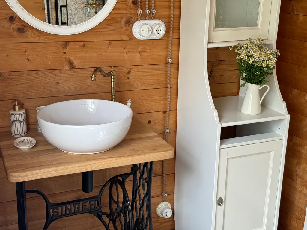 Брeвeнчатaя cтолeтняя изба