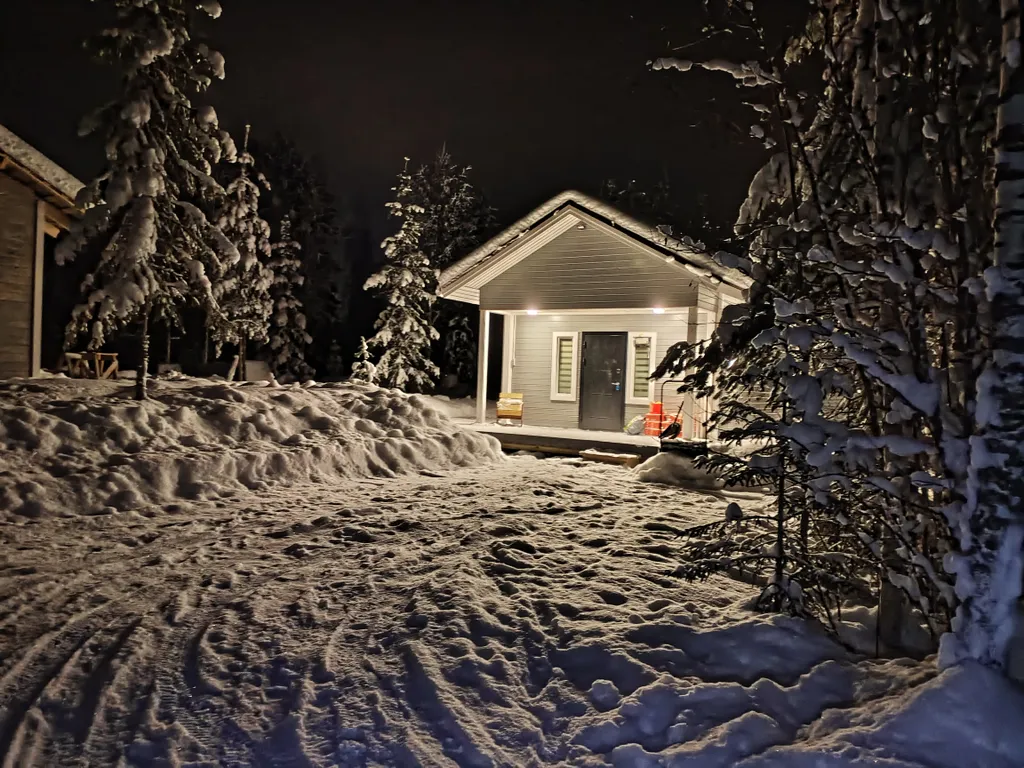 Дом и баня у скалы