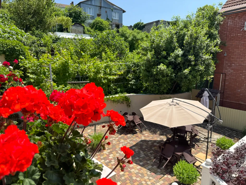 Солнечный номер для двоих с видом на цветочный дворик