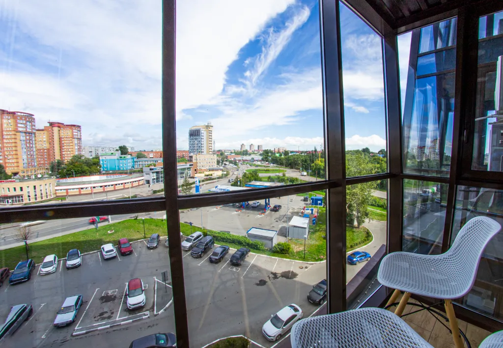 Современный дизайн и панорамный балкон в студии