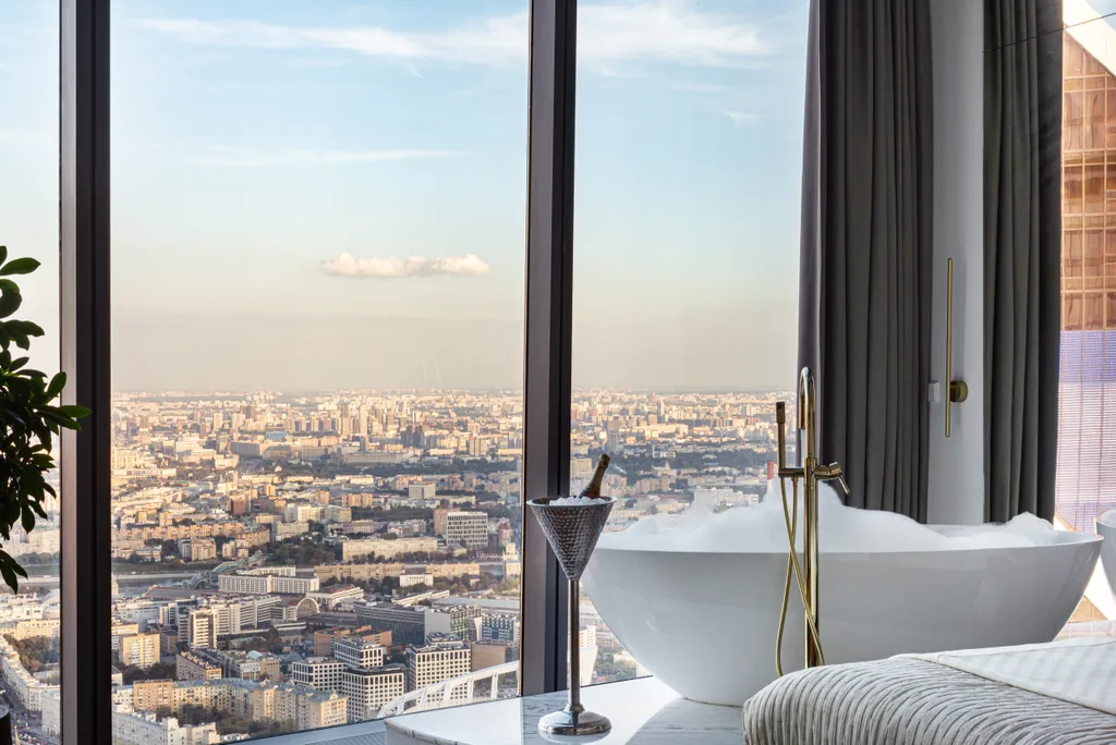 Роскошный апартамент Табрис на 81 этаже с ванной у окна в спальне