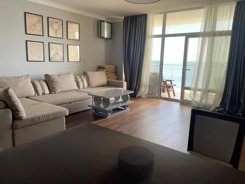 Апарт для семьи из 3 человек на берегу моря, с видовой террасой, кухней