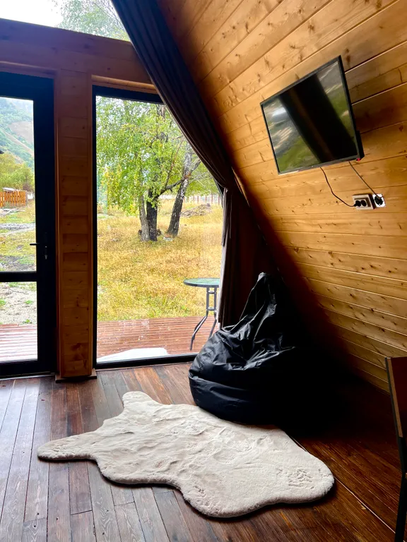 Живописный уголок в лесу вдали от городской суеты