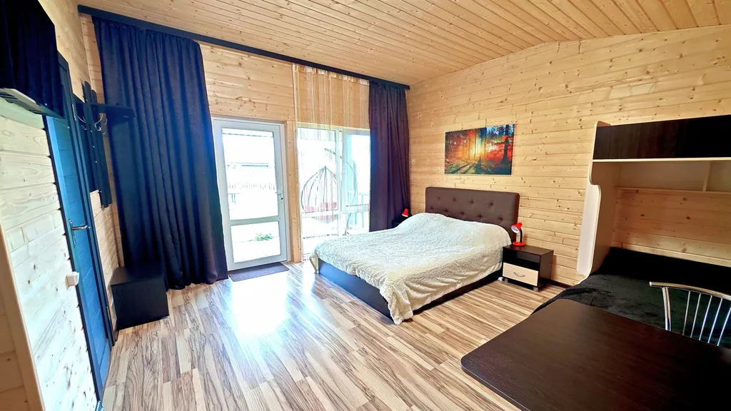 Коттедж Коричневый домик-студия делюкс с террасой, кондиционером, лужайкой — аренда посуточно в Браслав