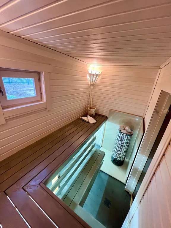 Дом и баня у реки