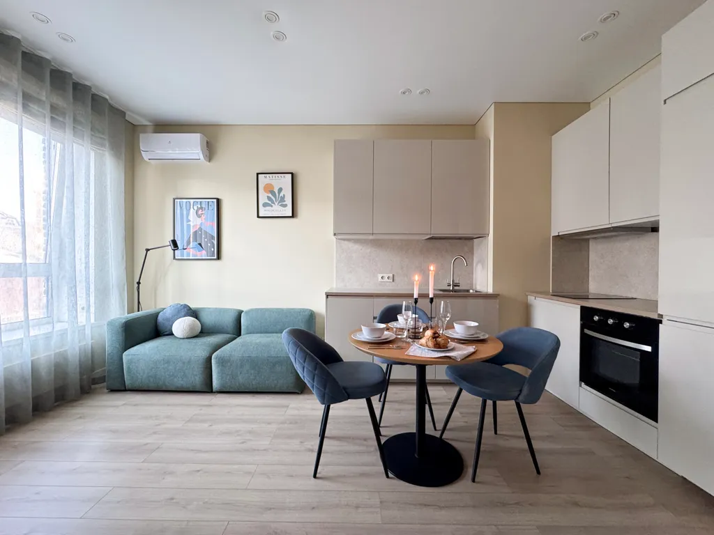 Студия в центре с балконом и стильным дизайном