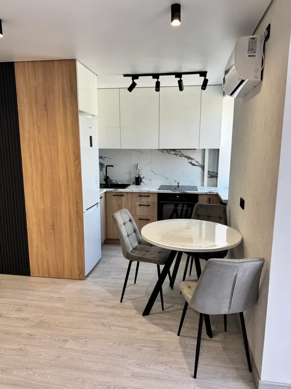 Уютная студия в центре города, напротив парка имени Горького