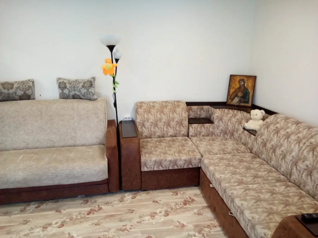 Дом, баня, чан на берегу реки Белой