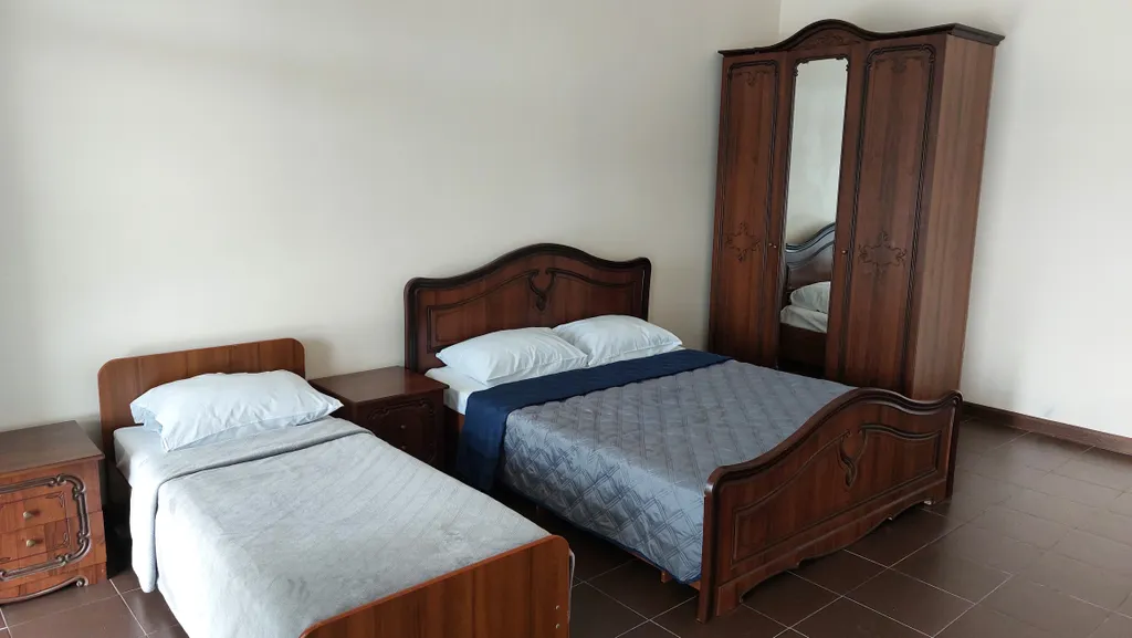 Просторный дом с большим двором в центре