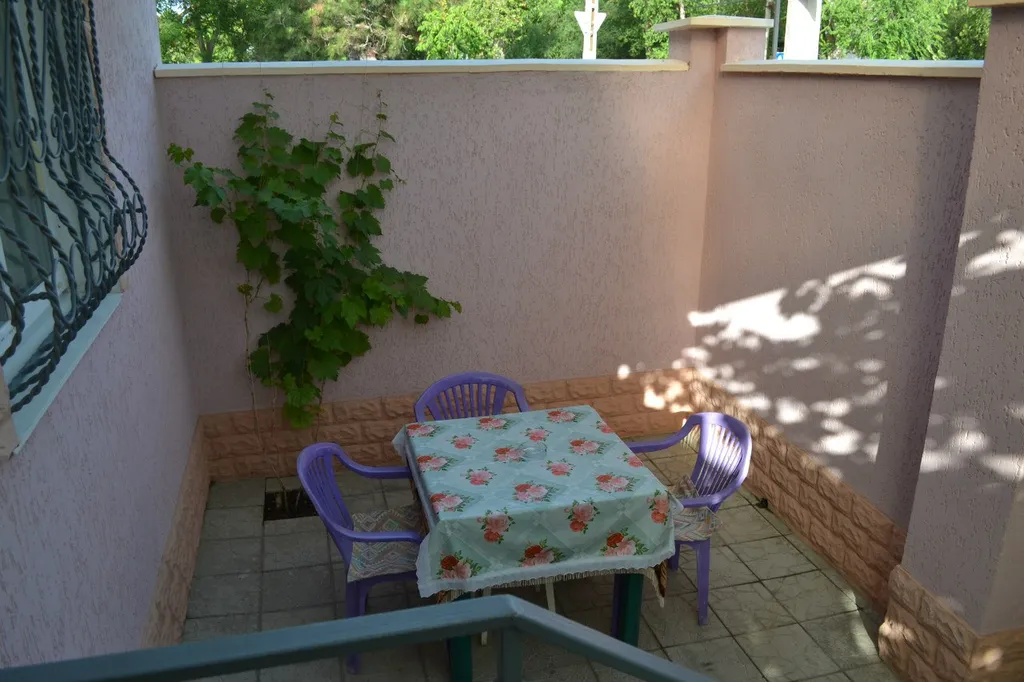 Двухкомнатный дом в санаторной зоне Евпатории