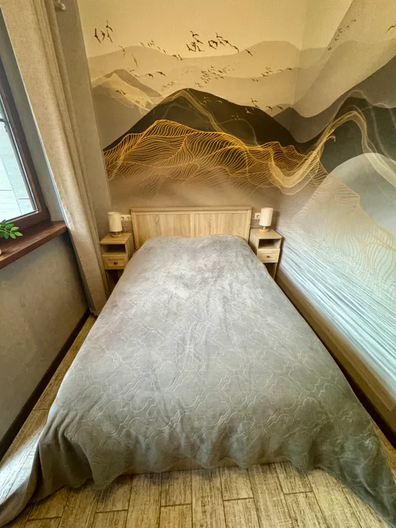 Студия с выделенной спальней и балконом в центре