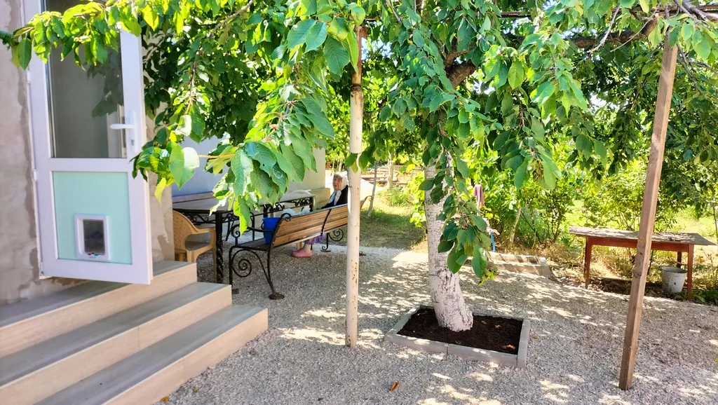 Двухкомнатный дом и 5 соток, с садом, без хозяев