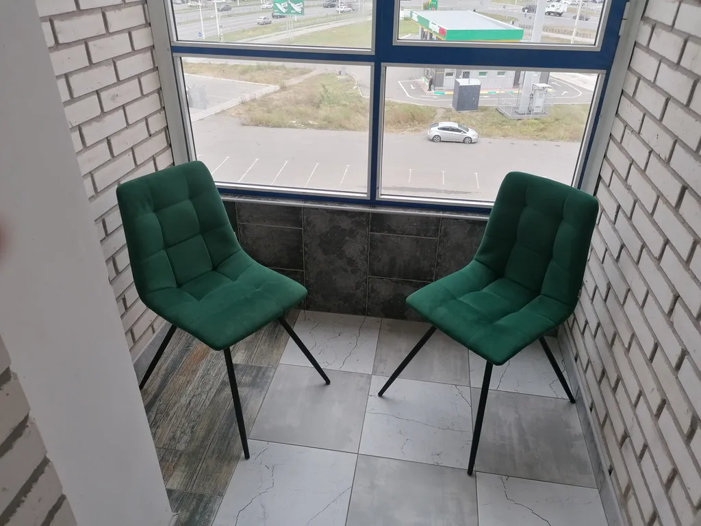 Современная студия с огромной ванной