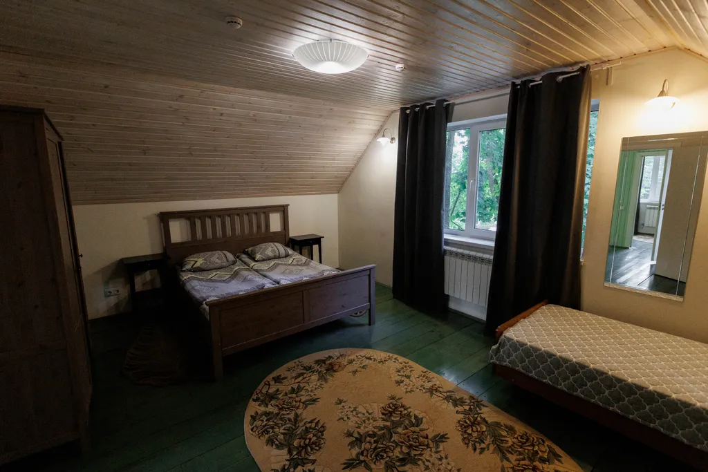 Коттедж в окружении лесных деревьев