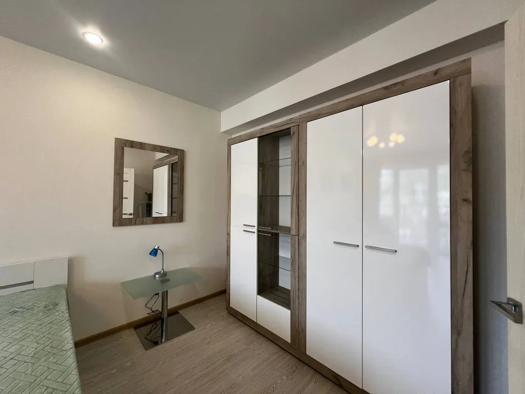 Апартамент с просторной спальней и выделенной кухонной зоной