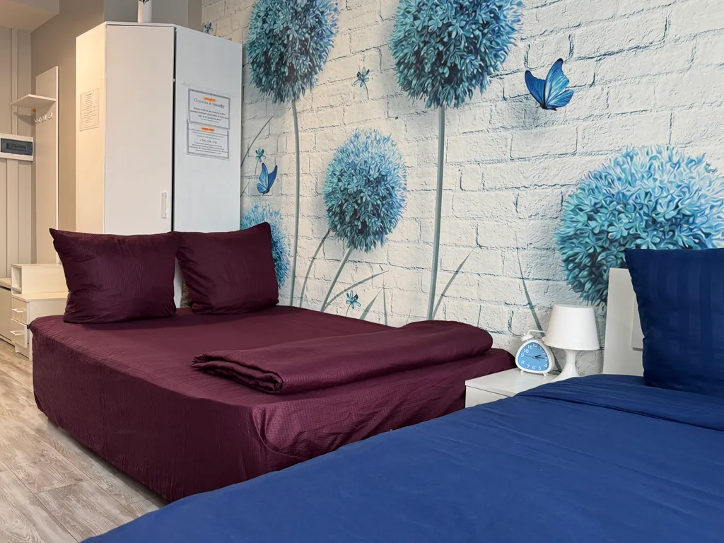 Уютная квартира-студия с большой кроватью и диваном