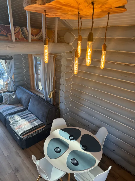 Дом на берегу реки в тихой деревне