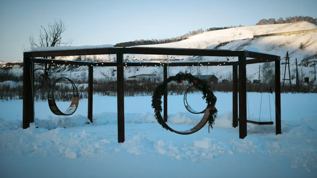 Двухэтажный а-фрейм с панорамным остеклением и террасой
