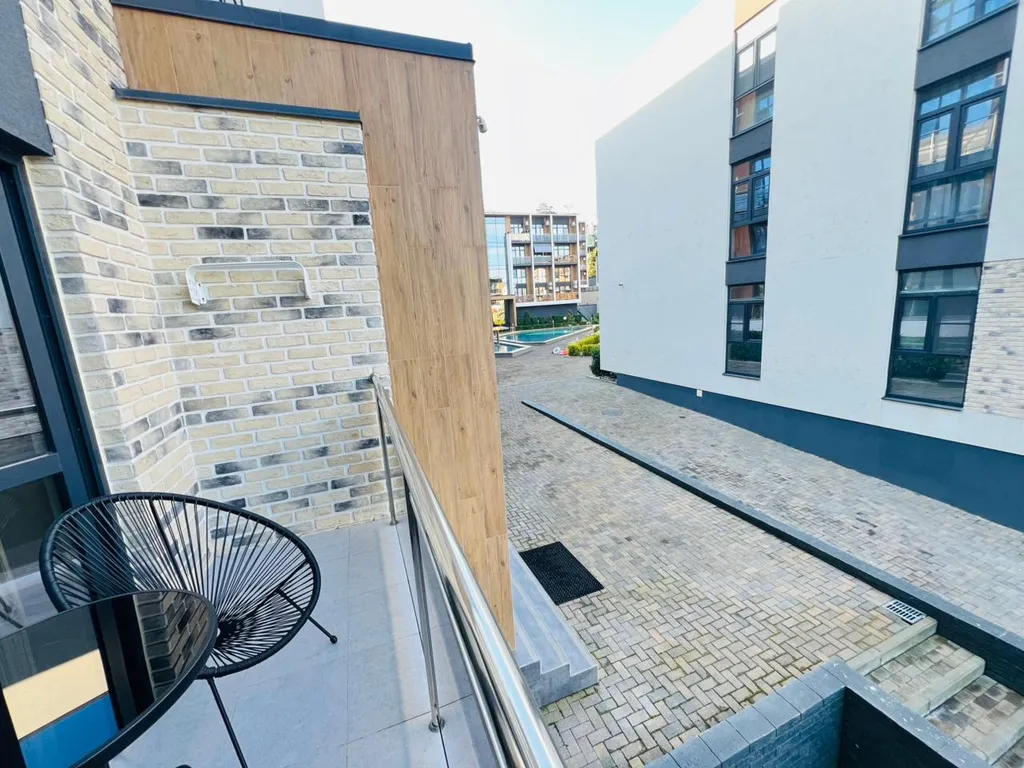 Двухуровневая квартира с бассейном на территории