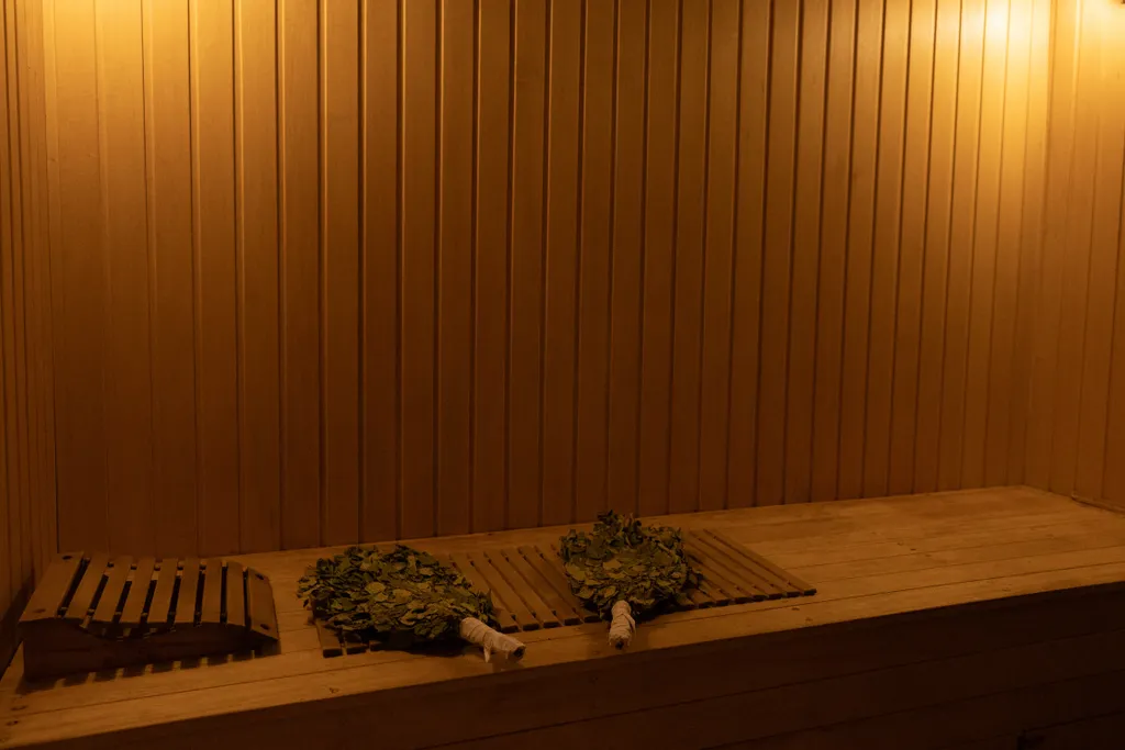 Особняк с большим бассейном в живописном лесном поселке