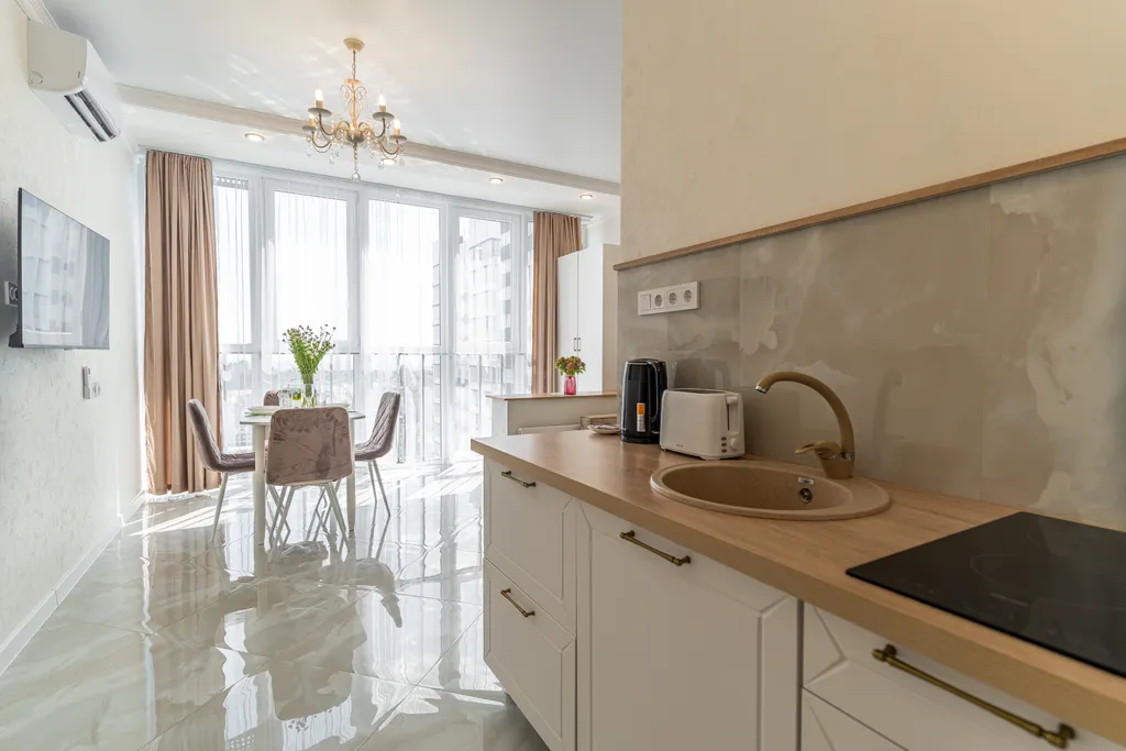 Стильная студия с потрясающим видом на море и город