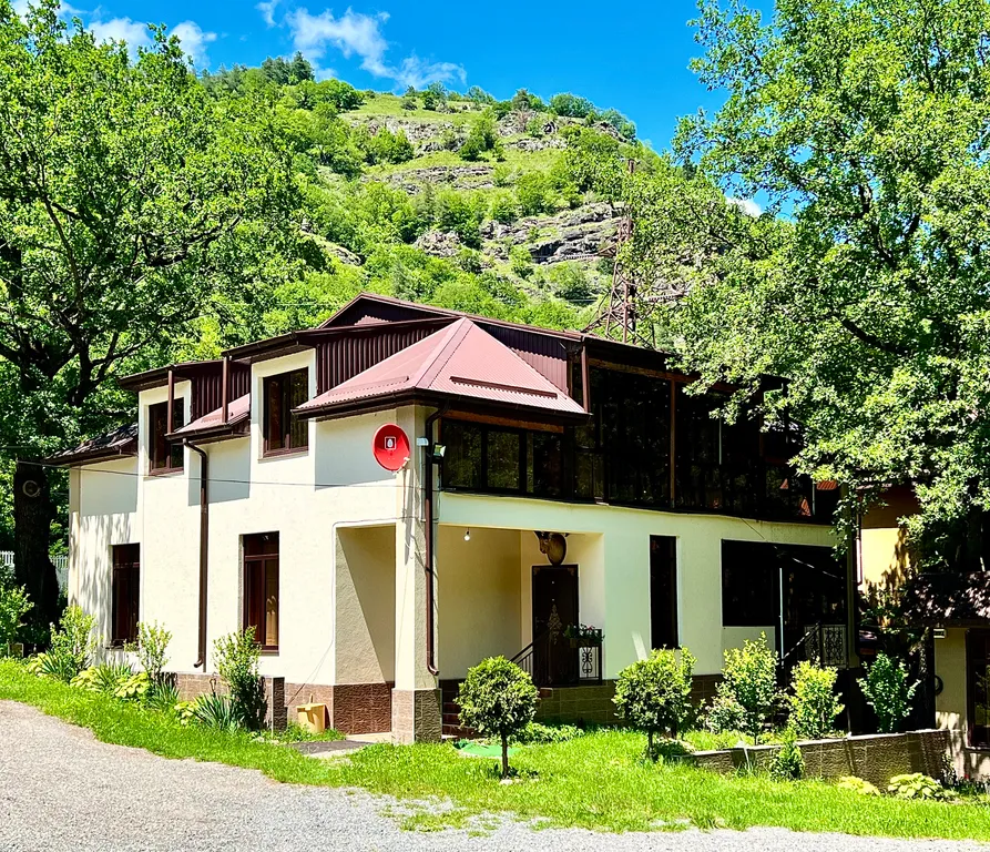 Коттедж Большой дом у реки в горах с баней и чаном — аренда посуточно в Теберда