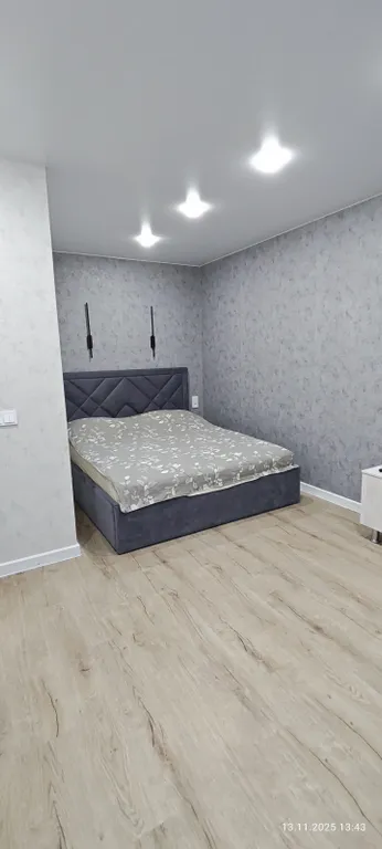 Уютная теплая современная квартира