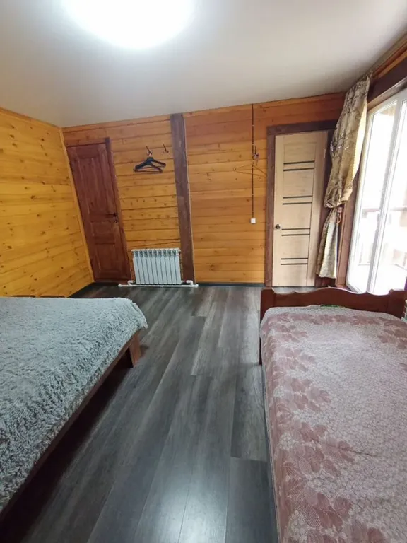 Дом в живописном месте на берегу реки Бия